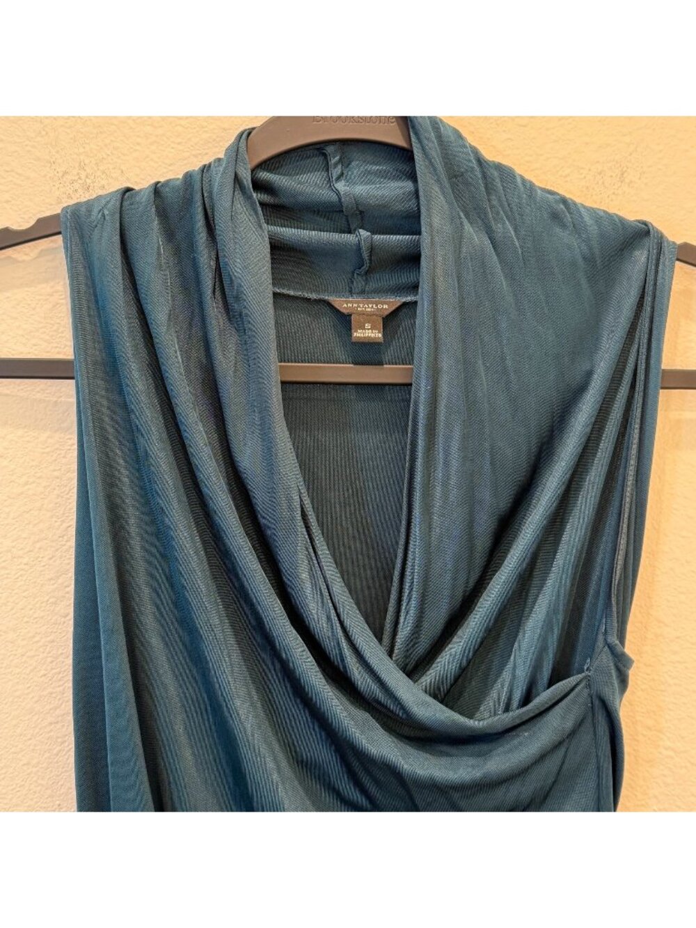 Ann Taylor Sleeveless Blouse Size Small 100% Rayon Business Career Elegant